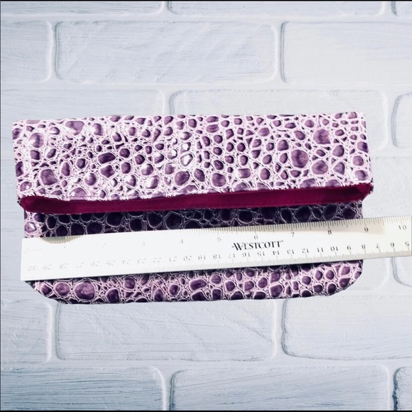 FAUX CROC CLUTCH GLOSSY PURPLE - Picture 10 of 12